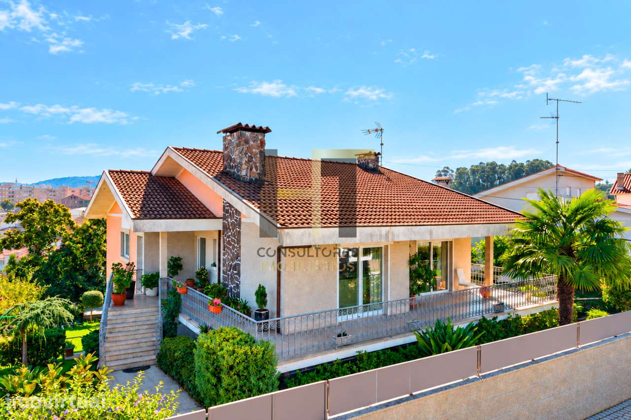 Moradia T3 + Salão convertido em T2 | 4 frentes | Lote com 1.050m² | - Grande imagem: 3/53
