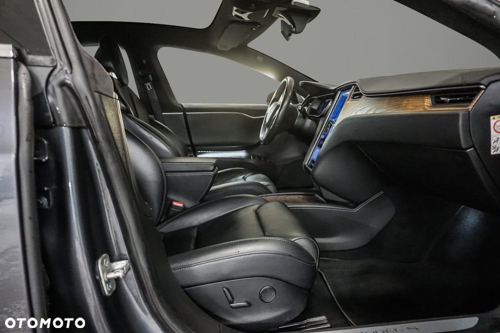 Tesla Model S - 24