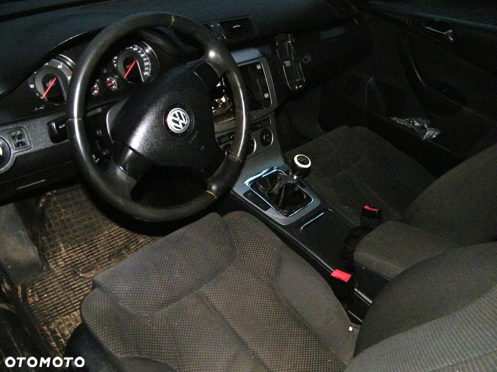 Volkswagen Passat B6 (05-10r.) 2.0 TDI 140KM. Silnik BMP Skrzynia HDV lakier LD5Q.Cały na części. GWARANCJA !!!  Przód Tył Zestaw Komplet Drzwi Klapa Zderzak Błotnik Maska Grill Atrapa Szyba Pas Lampa Lusterko Boczki Fotel Kanapa Kokpit Deska Rozdzielcza Przełącznik Włącznik Sterownik Przewody Wiązka Instalacja Moduł Komputer Czujnik Listwa Pompa Alternator Wtryski Głowica Rozrusznik Kompresor Sprzęgło Dwumas Silnik Skrzynia ABS Klimatyzacji Paliwa Wspomagania Kolektor Turbina Przepustnica Zawór Chłodnica Koło Hak Belka Sanki Zawieszenie Mcpherson Półoś Amortyzator Wydech Tłumik Zacisk Most - 9