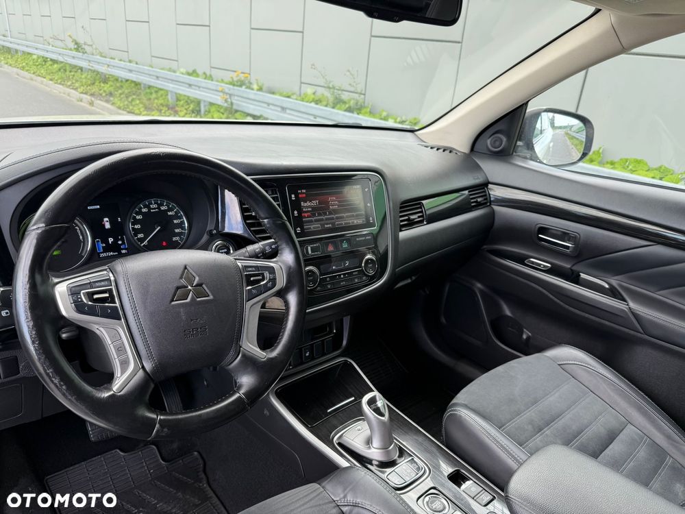 Mitsubishi Outlander 2.0 4WD Plug-In Hybrid Plus - 6