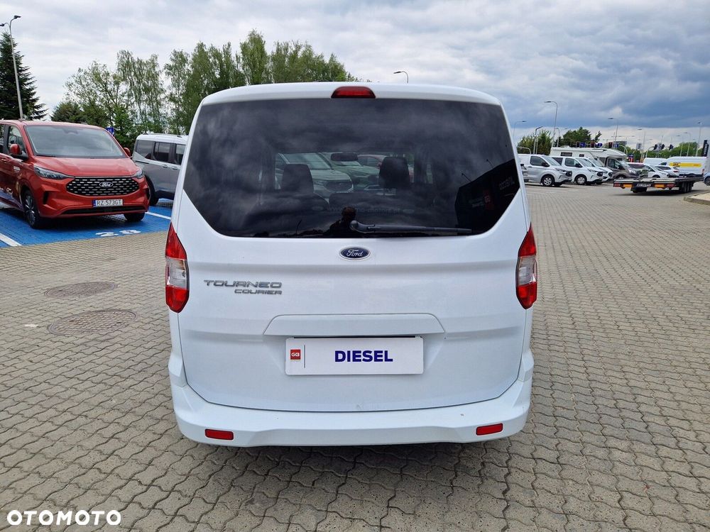 Ford Transit Courier - 13