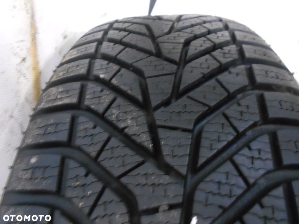 OPONA POJEDYNKA  205/60R16 YOKOHAMA BLUEARTH WINTER V905 DOT 2320 8MM - 2