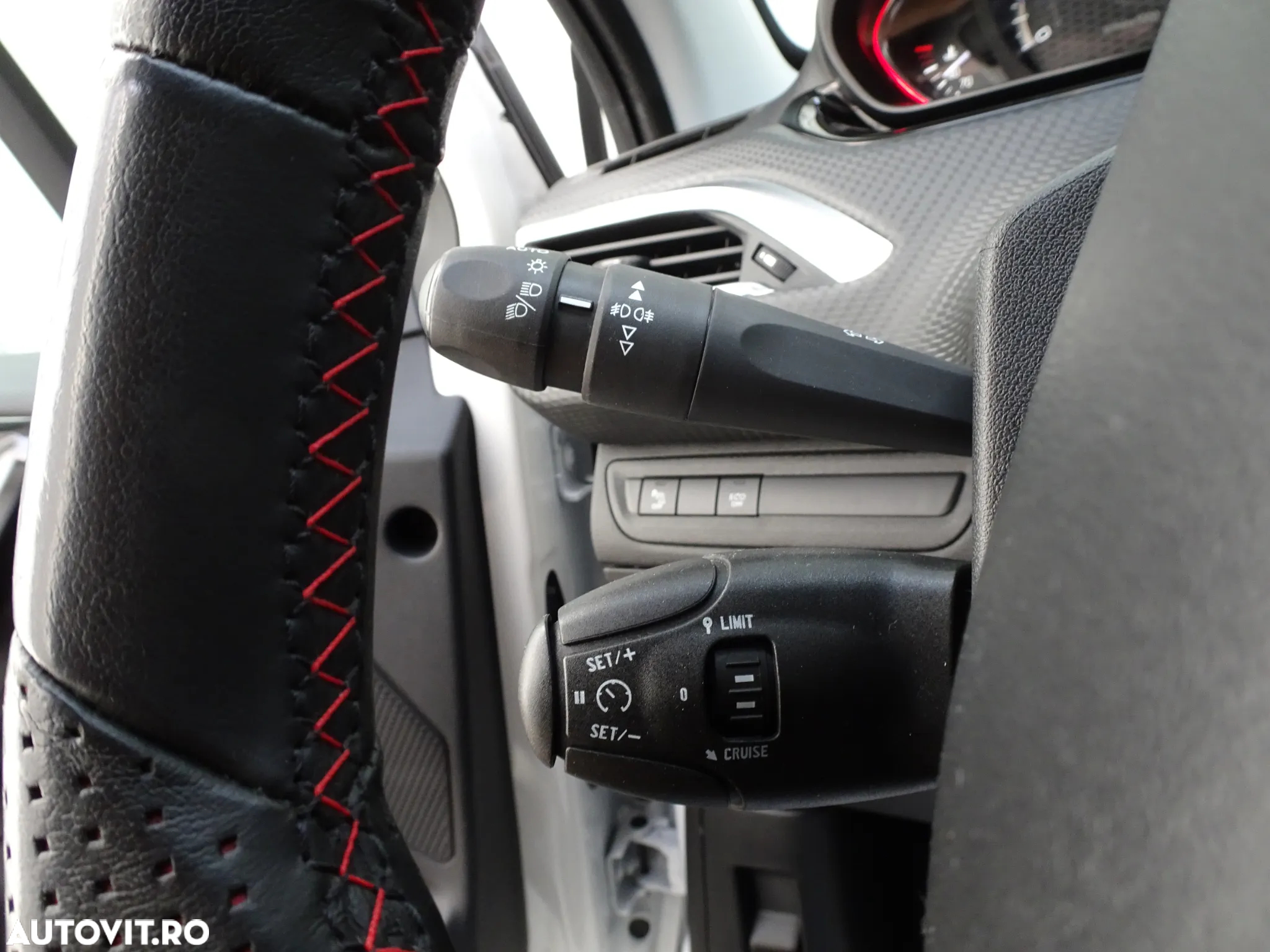Peugeot 2008 1.2 L PureTech STT GT Line - 21