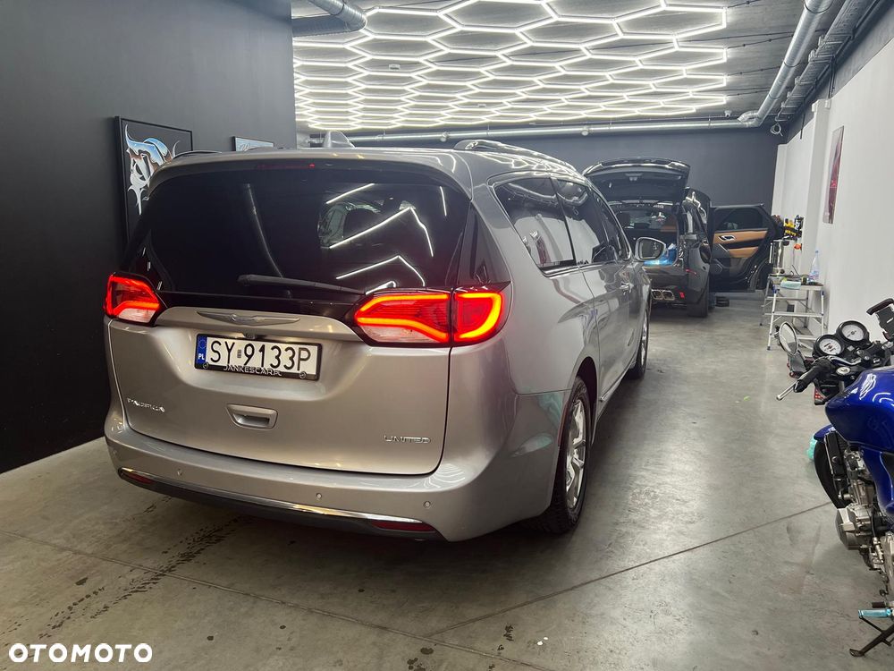 Chrysler Pacifica - 2