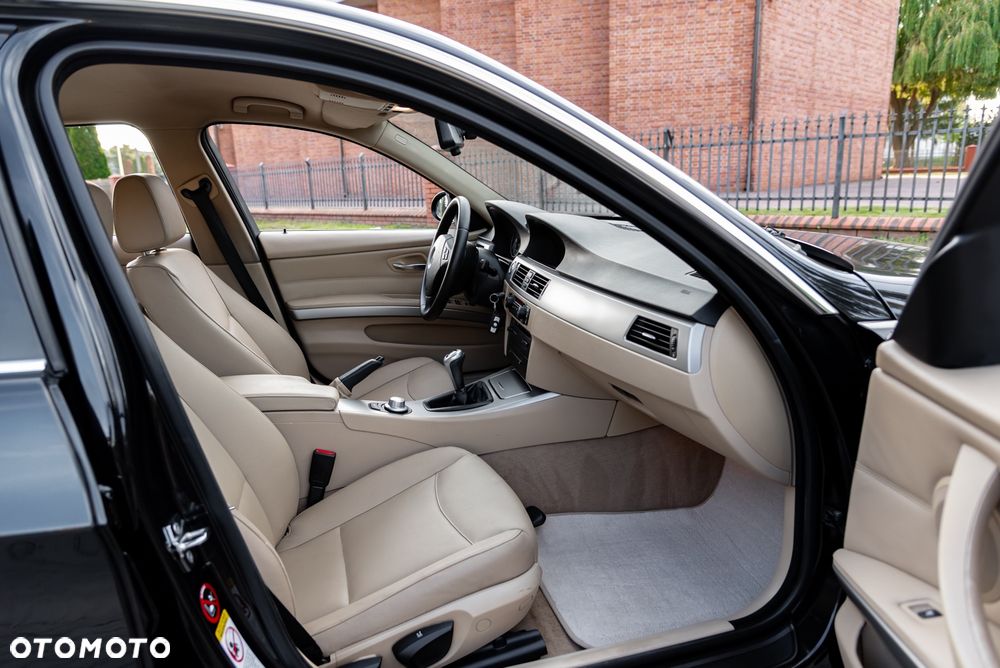 BMW Seria 3 325i - 24