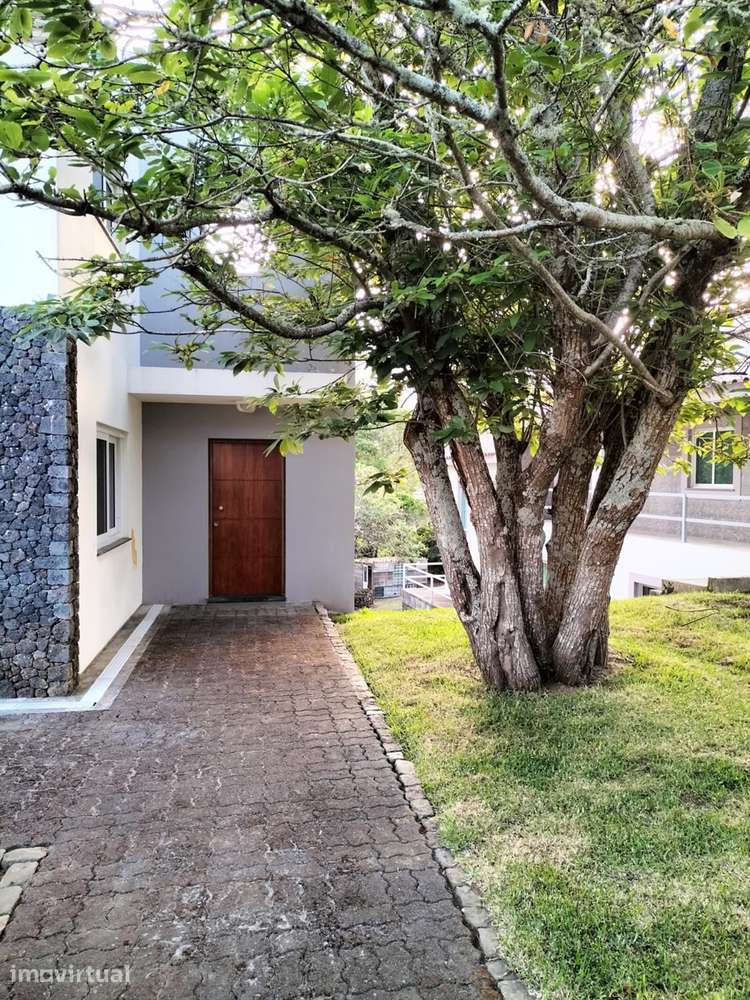 Moradia T4+1 com Jardim, Garagem e Pomar | A 5 minutos de Angra do Her - Grande imagem: 2/60