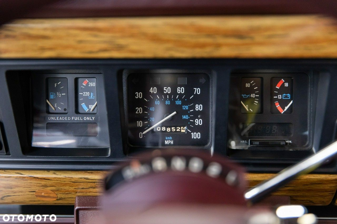 Jeep Wagoneer - 34
