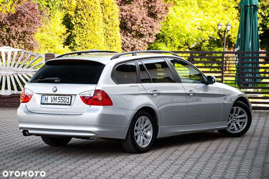 BMW Seria 3 318i Touring - 16