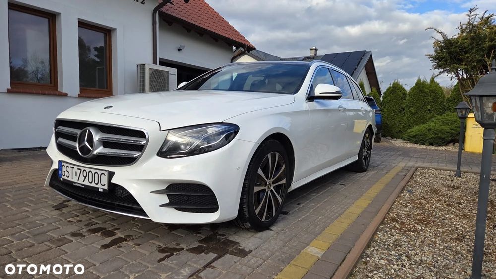 Mercedes-Benz Klasa E 220 d 4Matic T 9G-TRONIC AMG Line - 2