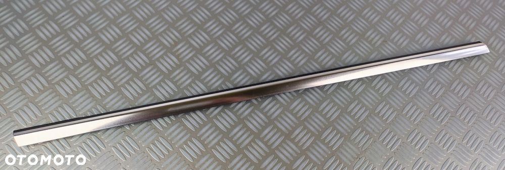 listwa chrom satyna zgarniająca szyby prawy przód MERCEDES W156 X156 GLA - 1