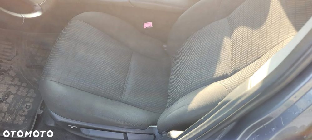 Toyota Avensis 1.8 Sol - 6