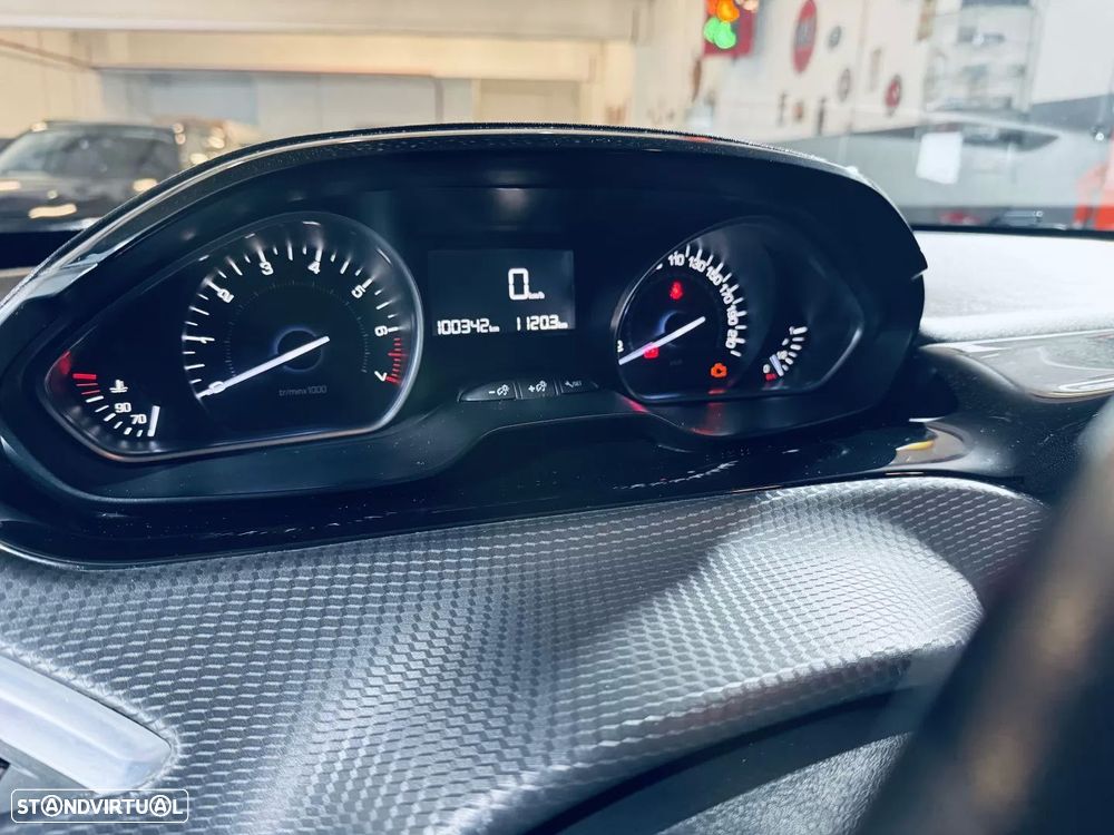 Peugeot 208 1.2 PureTech Style - 32