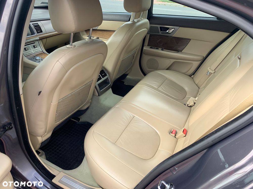 Jaguar XF 2.7 V6 Premium Luxury - 25