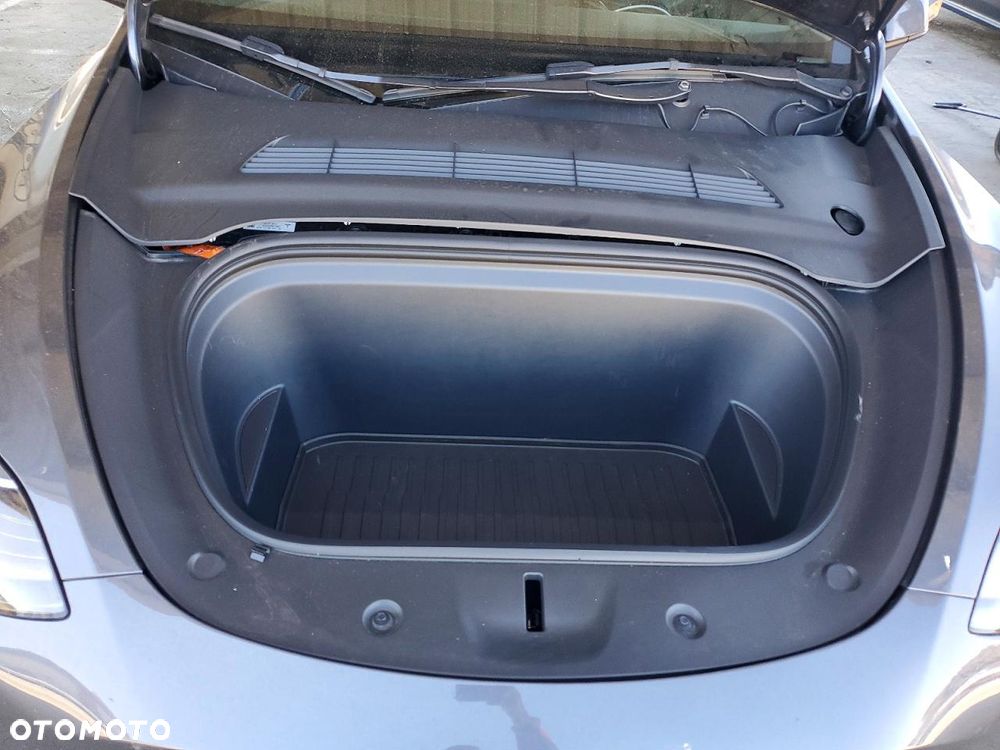 Tesla Model Y Long Range AWD - 10