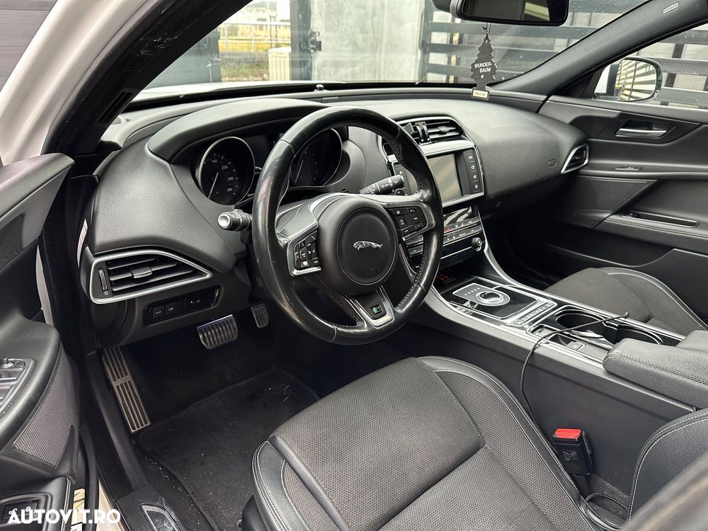 Jaguar XE 2.0 R-Sport - 7