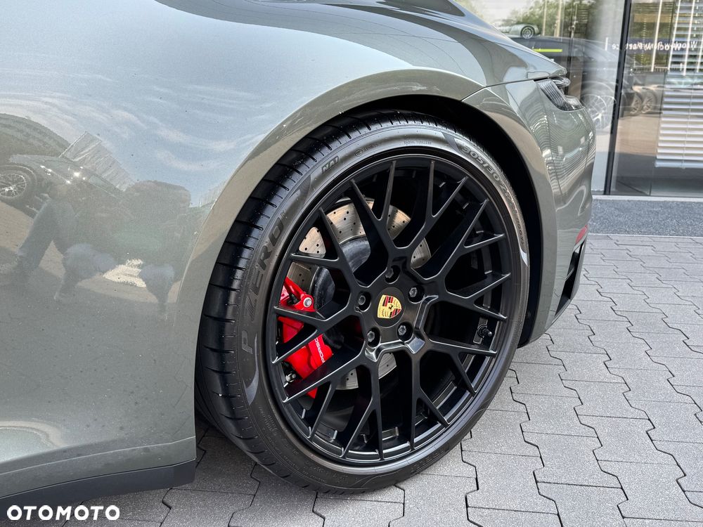 Porsche 911 Carrera 4 GTS - 16
