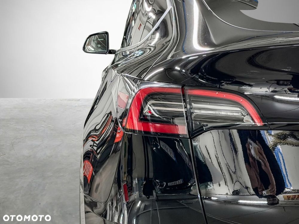 Tesla Model Y Long Range AWD - 9