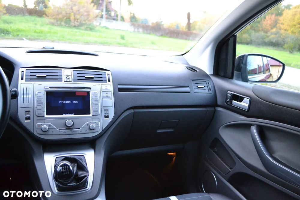 Ford Kuga 2.5 4x4 Titanium - 29