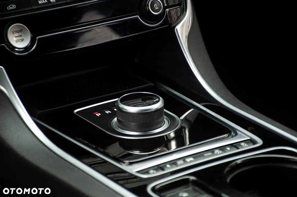 Jaguar XE - 24