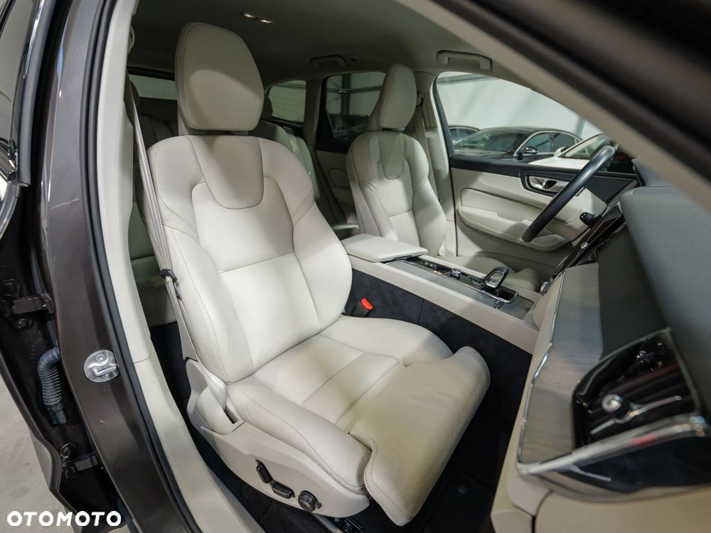 Volvo XC 60 B4 D AWD Plus Dark - 21