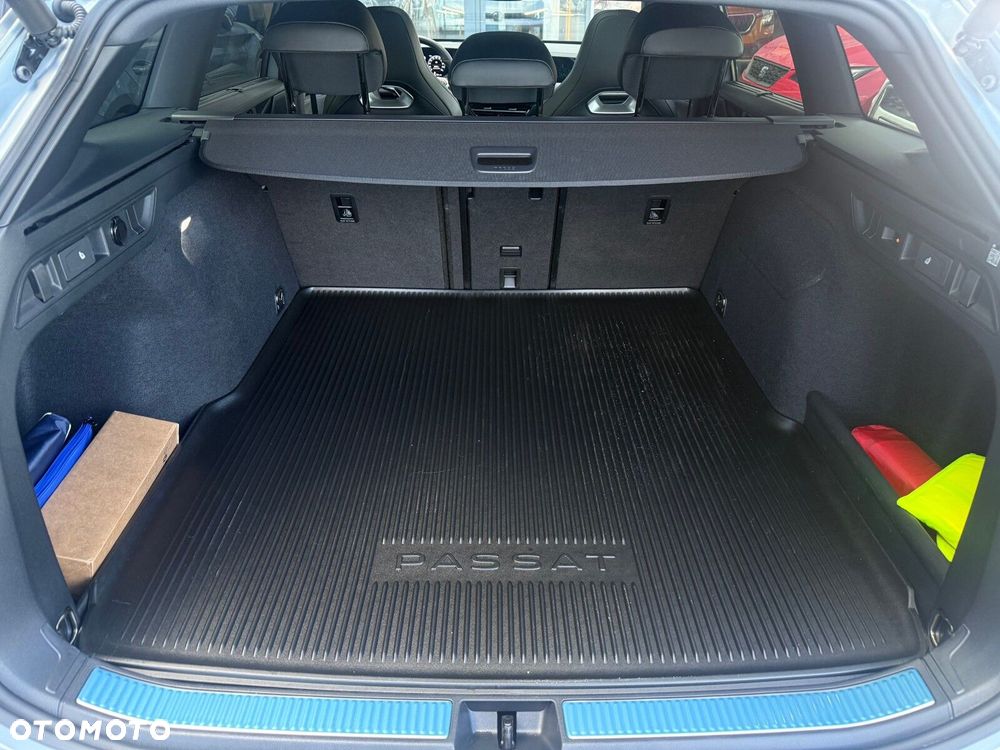 Volkswagen Passat Variant 2.0 TDI SCR 4Mot R-Line Plus DSG - 11