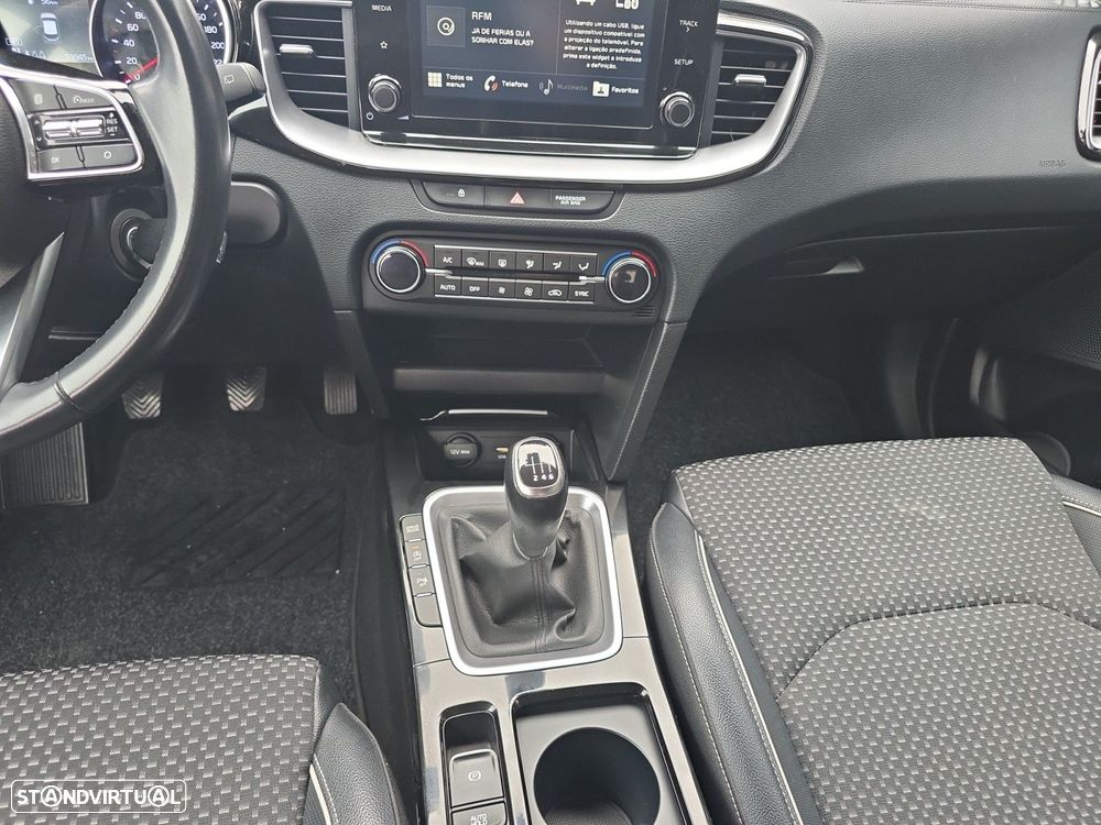 Kia XCeed 1.6 CRDi MHEV Drive - 11