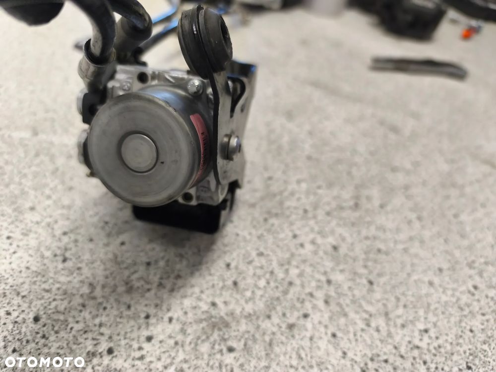 Pompa ABS, przewody hamulcowe Triumph Trident 660 2022 - 6