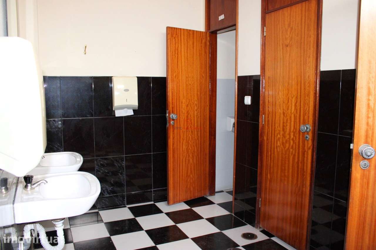 Armazém com 414m2 em Santa Cruz do Bispo, Matosinhos - Grande imagem: 3/35