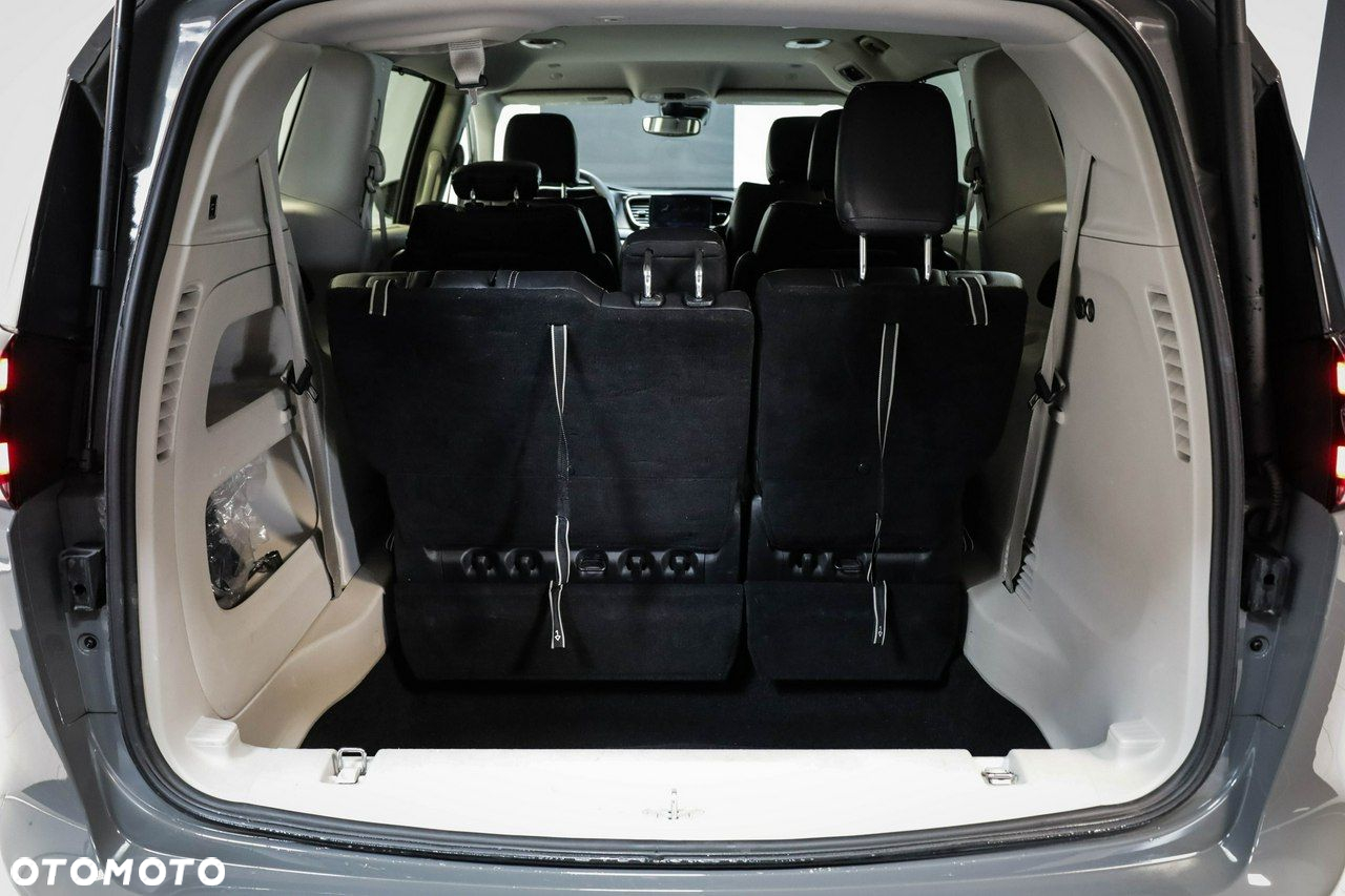 Chrysler Pacifica - 15