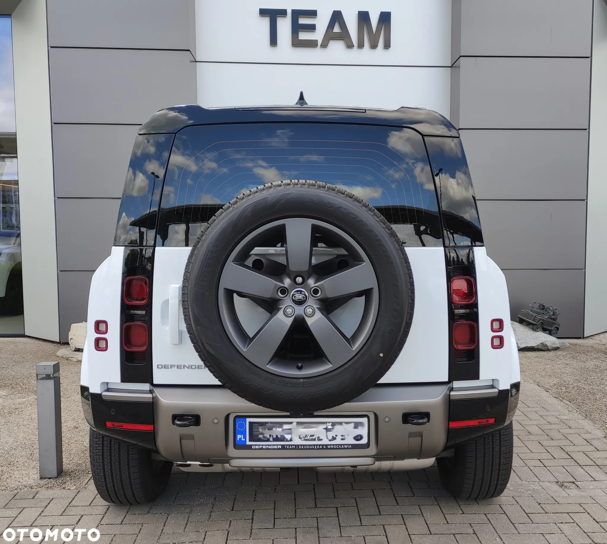 Land Rover Defender - 12