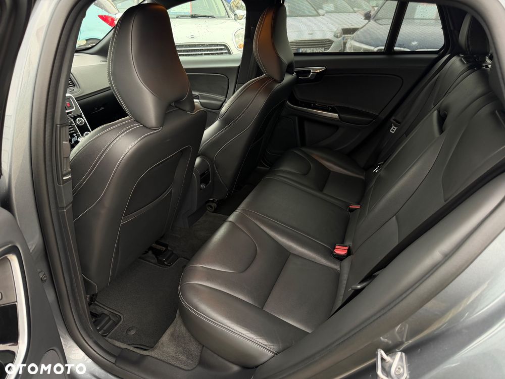 Volvo V60 D5 AWD Momentum - 31