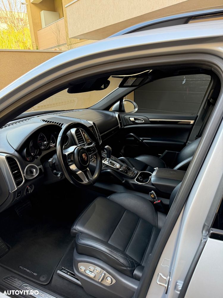 Porsche Cayenne 3.0 L - 6