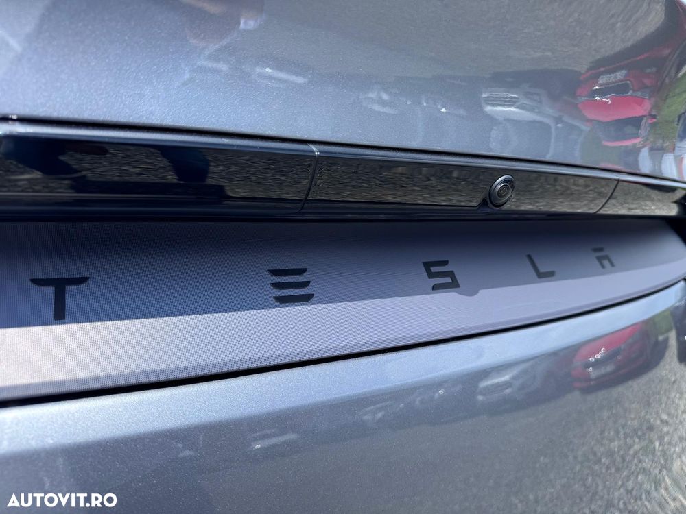 Tesla Model Y - 8