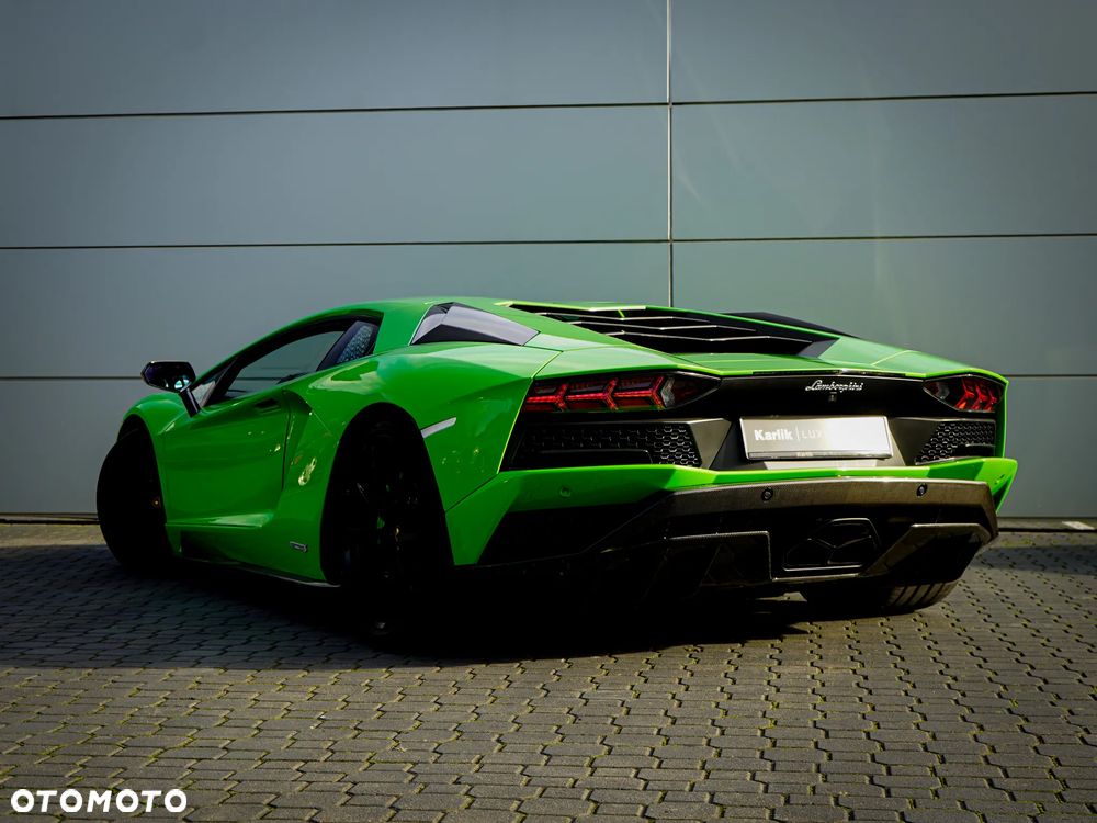 Lamborghini Aventador - 2