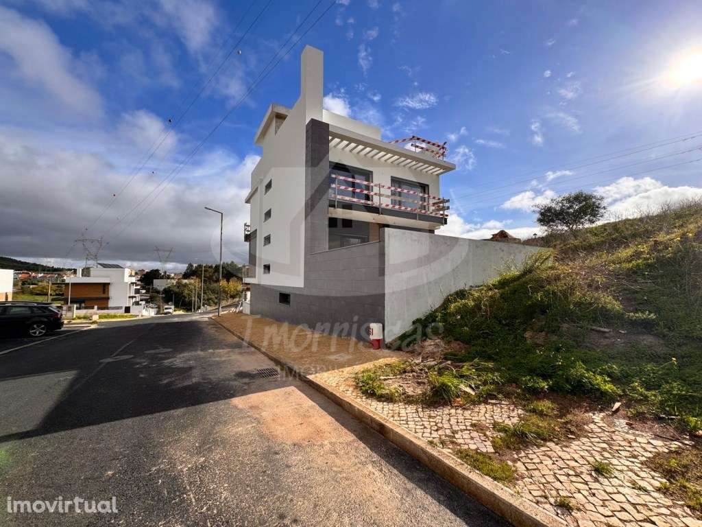 Moradia T4 com piscina, localizada nos Terraços du Moulin, Vialonga - Grande imagem: 3/26