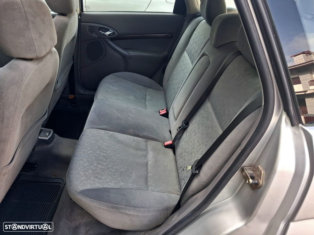 Ford Focus SW 1.6 Ghia - 23