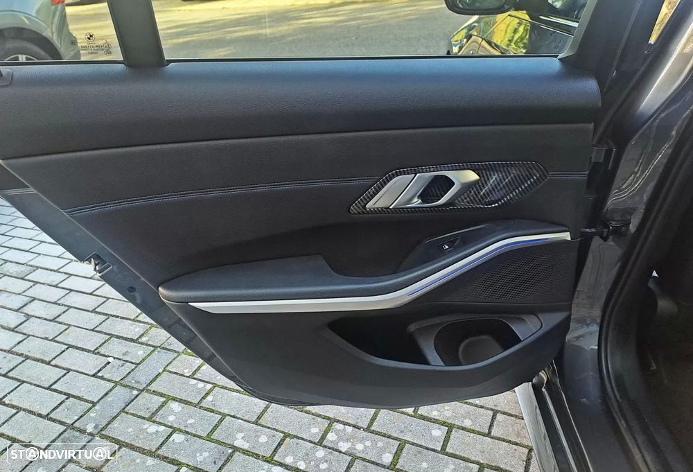 BMW 320 d Pack Desportivo M Pro Auto - 26