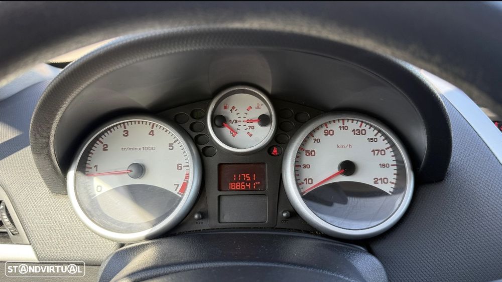 Peugeot 207 1.4 16V SE Millesim 200 Anos - 9