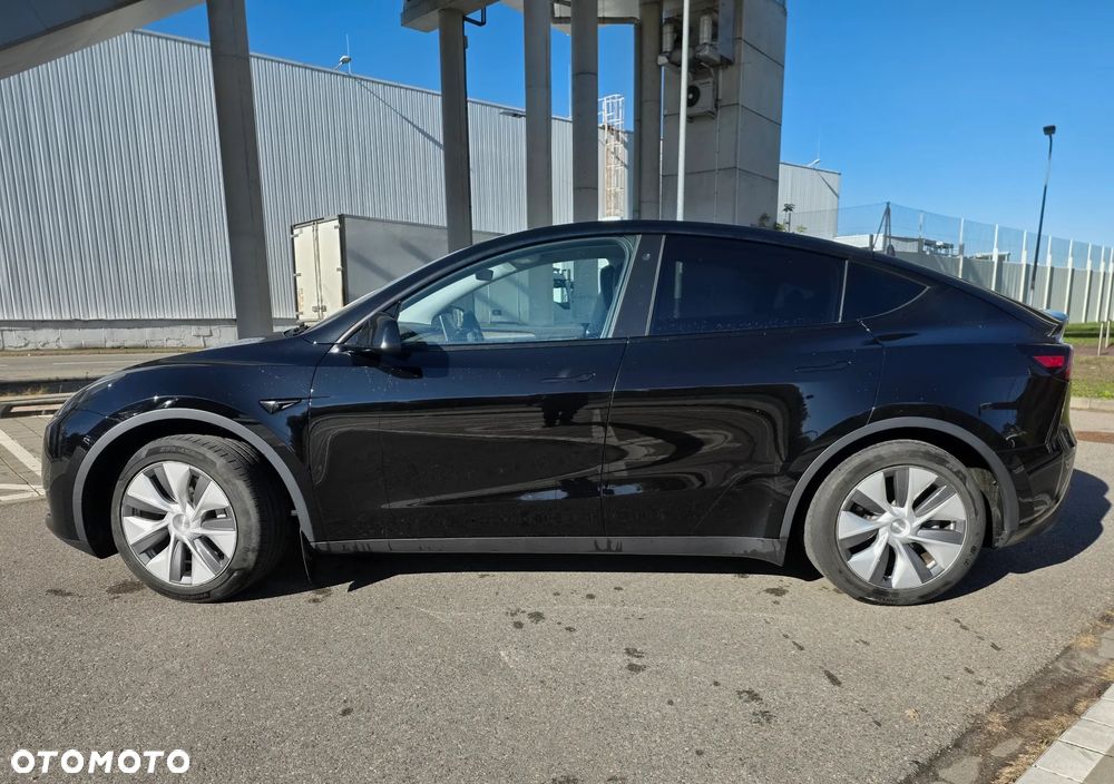 Tesla Model Y - 8