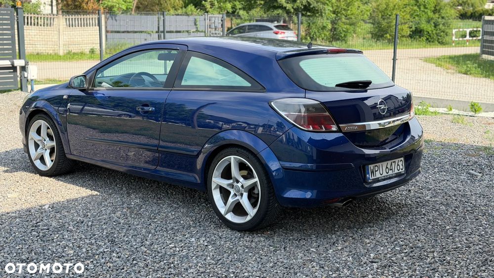 Opel Astra 2.0 T Cosmo - 11