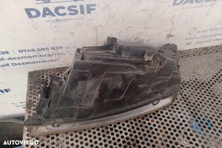 Far dreapta Ford Mondeo MK3  [din 2000 pana  2003] Sedan 1.8 MT (125 - 1