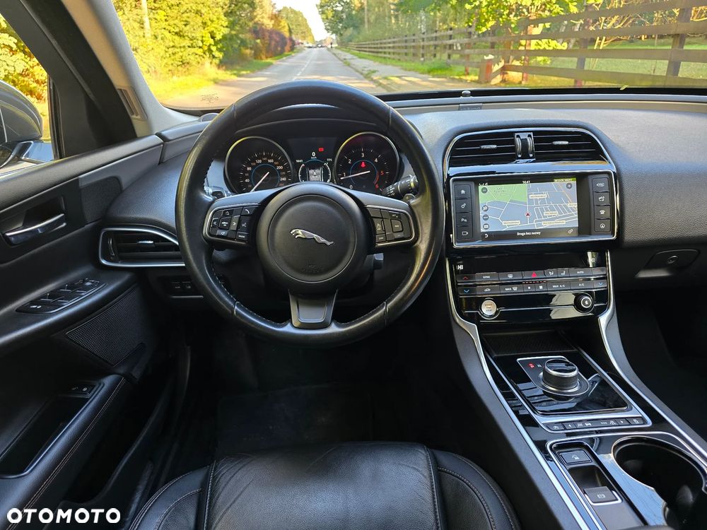Jaguar XE 2.0 D Prestige - 5