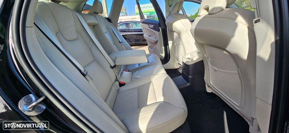 Volvo XC 60 2.0 T6 PHEV Core AWD - 23