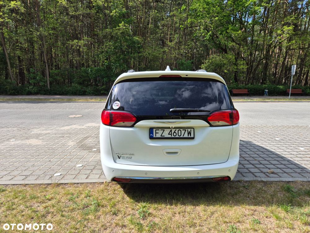Chrysler Pacifica - 4