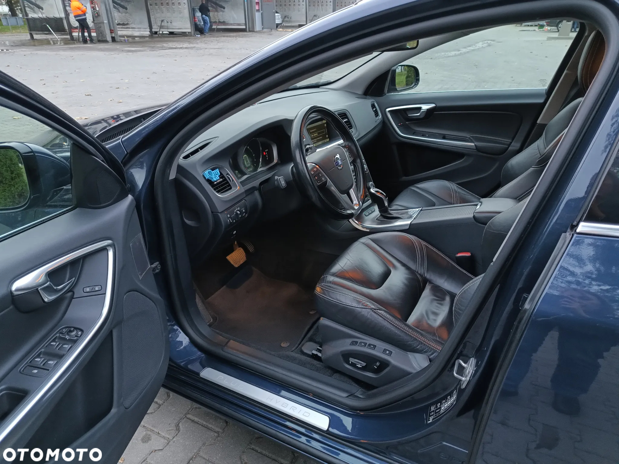 Volvo V60 D6 AWD Plug-in Hybrid R-Design Summum - 13
