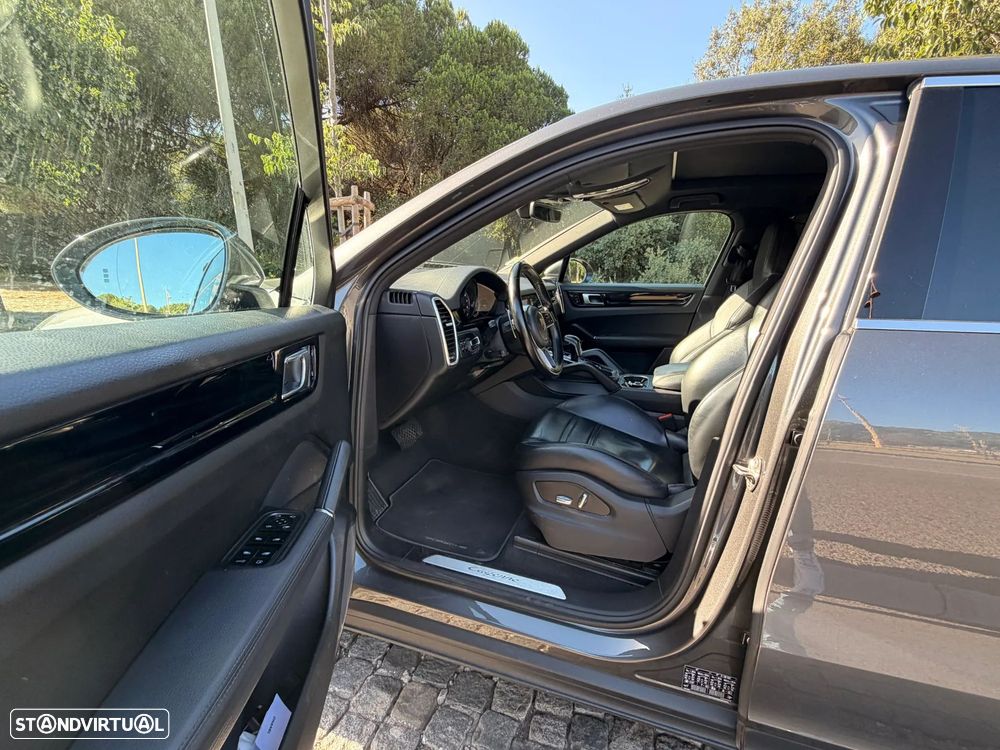 Porsche Cayenne Coupé E-Hybrid - 11