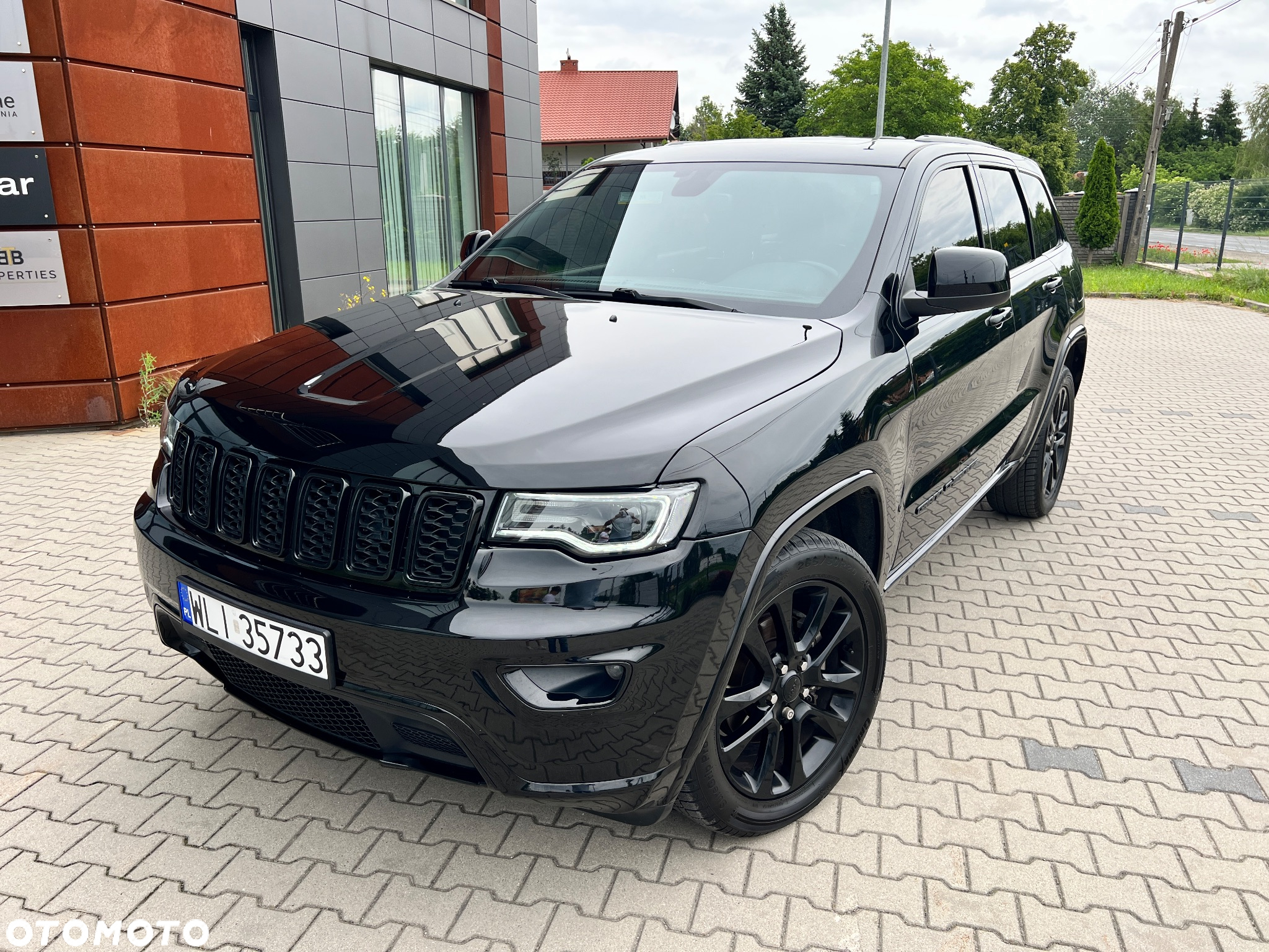 Jeep Grand Cherokee - 32