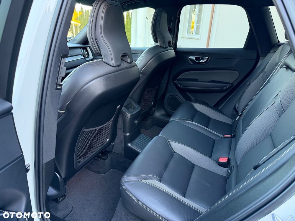 Volvo XC 60 T6 Plug-In Hybrid AWD Ultra Dark - 25