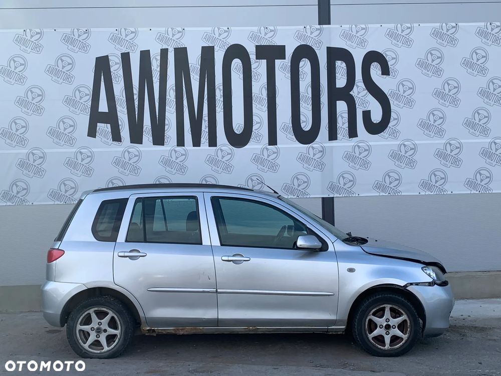 MAZDA 2 2003 *SAMOCHÓD NA CZĘŚCI* 2459 MASKA, LAMPA, DRZWI, LUSTERKO, ZDERZAK, GRILL, BŁOTNIK, KLAPA, BELKA, DESKA, FOTELE, KANAPA, ĆWIARTKA, KIEROWNICA, TARCZE, ZACISKI, ZAWIESZENIE, KOMPLETNY PRZÓD, KOMPLETNY TYŁ, LICZNIK, ZEGARY, PRAWE LEWE PRZÓD TYŁ - 1