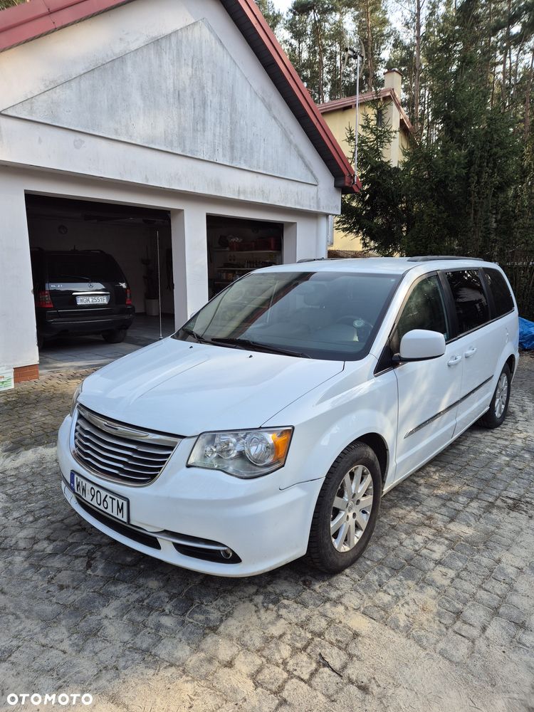 Chrysler Town & Country - 2